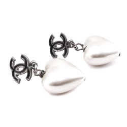 Boucles d'oreille clous CHANEL coeur CC