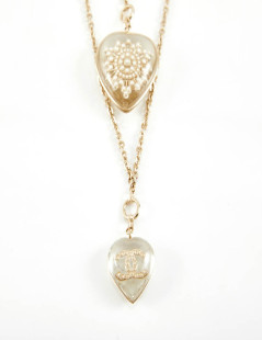 Pendentif CHANEL inclusion de CC