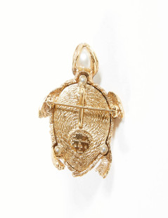 Broche tortue YVES SAINT LAURENT sur ébène