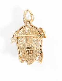 Broche tortue YVES SAINT LAURENT sur ébène