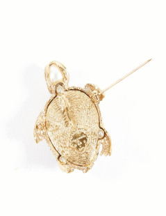 Broche tortue YVES SAINT LAURENT sur ébène