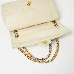 Timeless CHANEL cuir d'agneau matelassé gold