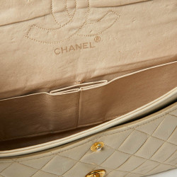 Timeless CHANEL cuir d'agneau matelassé gold