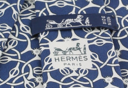 Cravate HERMES en soie imprimée bleue marine et blanche