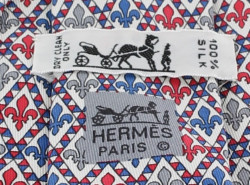 Cravate HERMES en soie imprimée fleur de lys (bleu, gris et rouge)