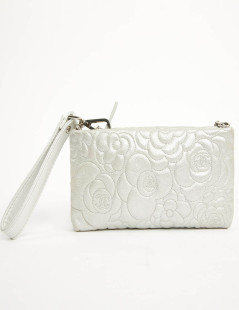 Pochette CHANEL cuir camélias argent