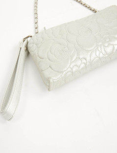 Pochette CHANEL cuir camélias argent