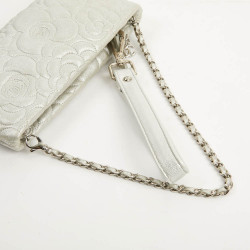 Pochette CHANEL cuir camélias argent