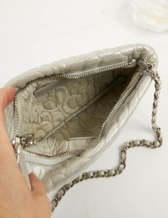 Pochette CHANEL cuir camélias argent