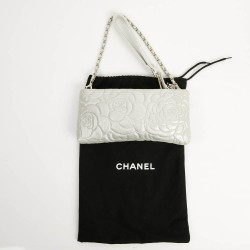 Pochette CHANEL cuir camélias argent