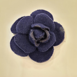 Broche CHANEL camélia en tissu bleu