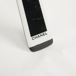 Skis CHANEL noir et blanc