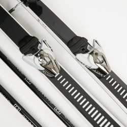 Skis CHANEL noir et blanc