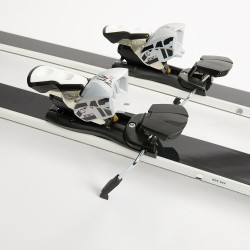 Skis CHANEL noir et blanc