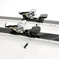 Skis CHANEL noir et blanc