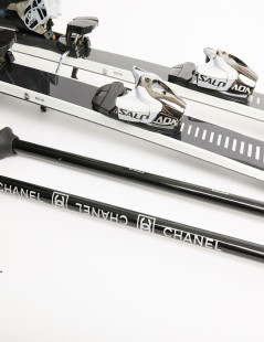 Skis CHANEL noir et blanc