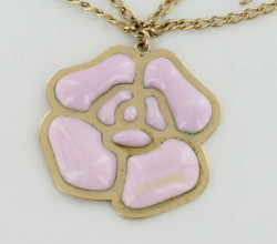 Collier camélia CHANEL rose