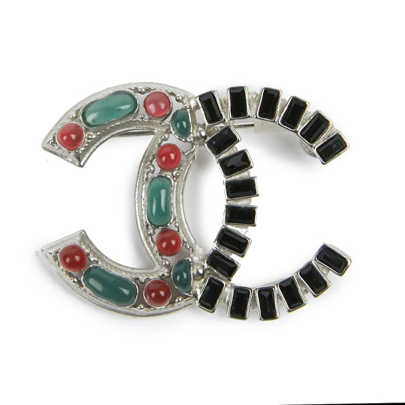 Broche CHANEL "CC" argent et pâte de verre émeraude et rubis