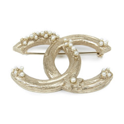 Broche CHANEL CC métal or pâle et perles nacrées