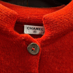 E.S Gilet T  CHANEL  "Paris-Shanghai"en cachemire rouge 