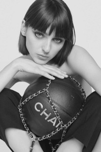 CHANEL Black BasketBall with its Chain in Leather and Metal