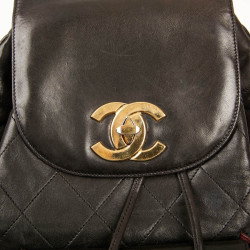 Sac à dos CHANEL vintage en cuir noir