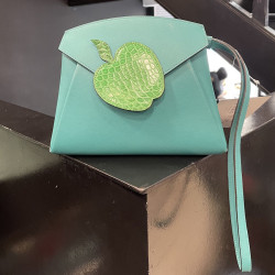 Sac pochette HERMES Tutti frutti Hermail cuir tadelakt bleu paon et crocodile vert