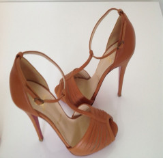 Sandales CHRISTIAN LOUBOUTIN T 38 cuir gold