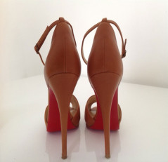 Sandales CHRISTIAN LOUBOUTIN T 38 cuir gold