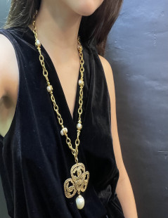 CHANEL long vintage necklace in golden metal and beads