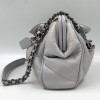 Sac gris CHANEL cuir vieilli