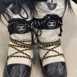 Bottes après-ski Chanel noires et blanches chaînes dorées