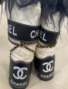 Bottes après-ski Chanel noires et blanches chaînes dorées T38-40