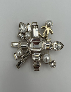 CHANEL rhinestones and pearls brooch