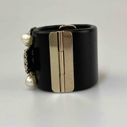 Manchette CHANEL cuir noir 