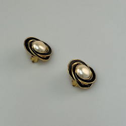 CHANEL Vintage black and pearl clip-on earrings