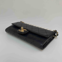 CHANEL Wallet on chain black leather and pearly beads