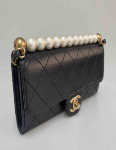 CHANEL Wallet on chain black leather and pearly beads