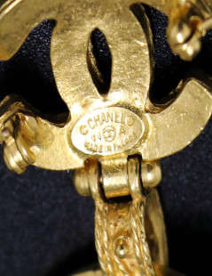 CHANEL vintage gilded brooch