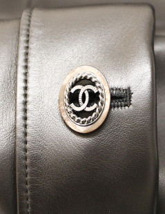 Trench T 42 CHANEL cuir verni et cuir noir