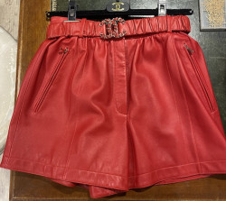 Short T38 CHANEL cuir rouge ceinture broche 