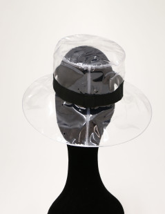 Chapeau CHANEL transparent