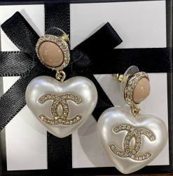 Clous pendants CHANEL coeur nacré