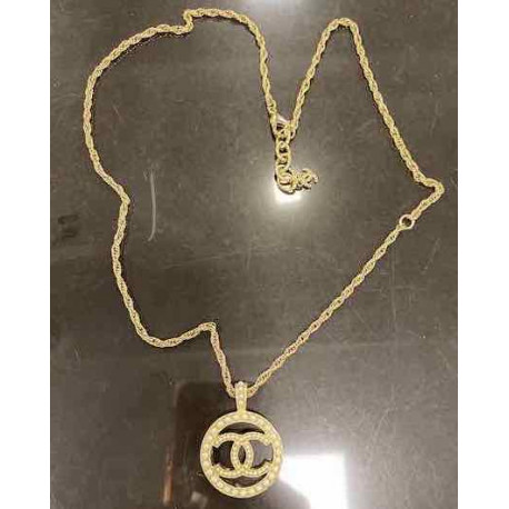 Collier CHANEL pendentif CC perles nacrées