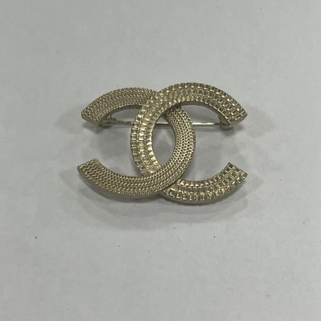 Broche CHANEL striée dorée