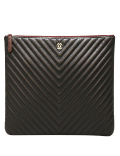 Pochette CHANEL cuir chevron noir