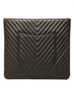 Pochette CHANEL cuir chevron noir