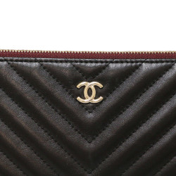 Pochette CHANEL cuir chevron noir