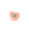 pin s CHANEL PM coeur rose double C vert