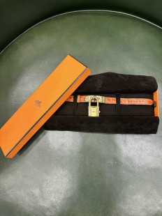 Montre HERMES Kelly pm en cuir crocodile orange et bijouterie dorée